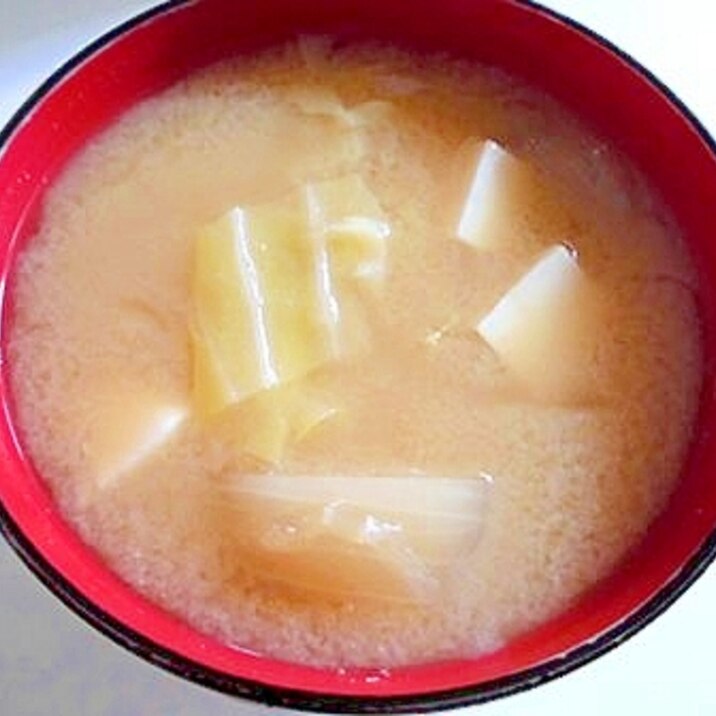 豆腐と春きゃべつと新玉ねぎの味噌汁